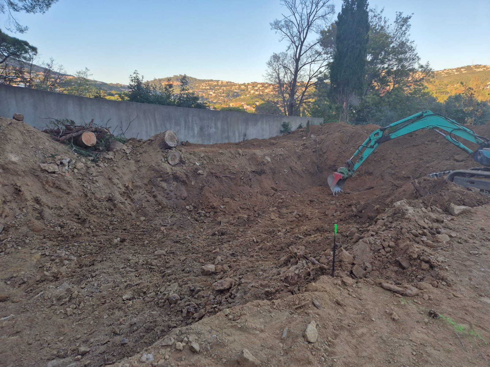 Grande emprise décapée avec talus et fond de forme en préparation