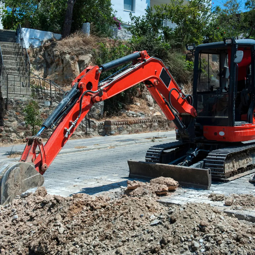 Mini-pelle positionnée pour un nivellement de terrain
