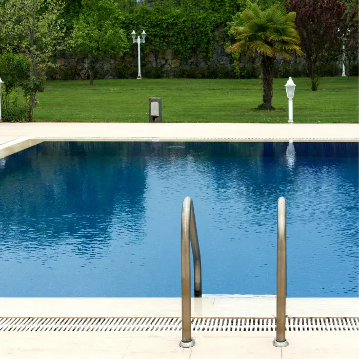 Piscine équipée d’une échelle inox, abords engazonnés